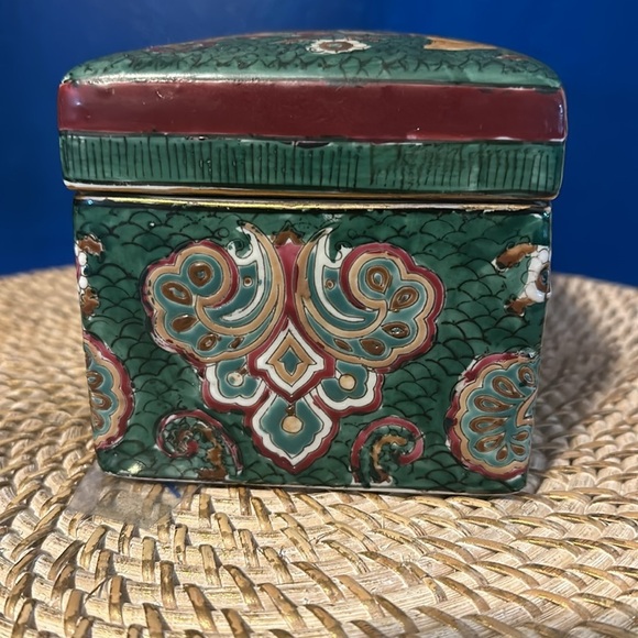 Antique Chinese Export Hand Painted Rectangular Porcelain Crest Box with Lid - Picture 3 of 7